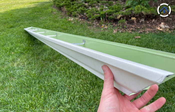 Aluminum seamless gutter in color white